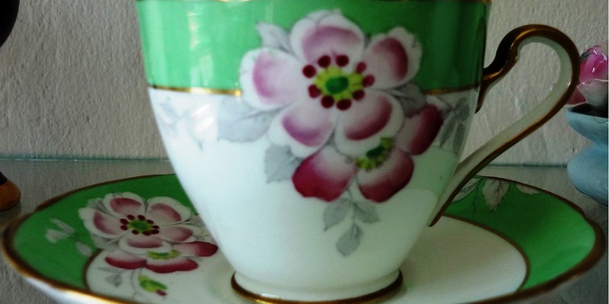 Cup - Taza Gladstone a set with cup and plate decorated with pink flowers and green border, with a size of 4 inches in diameter. Gladstone un juego de taza y plato con una...